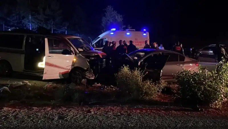 Ters Yön Faciası: Kafa Kafaya Çarpışma Kazası! Ölüler ve Yaralılar Var