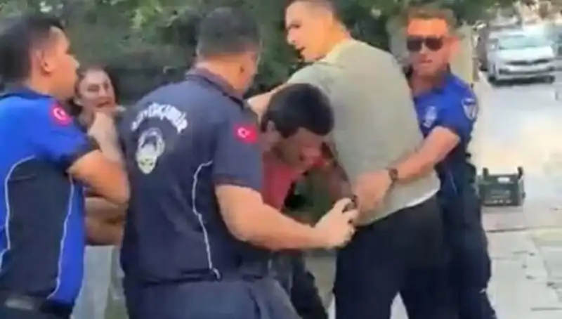 Sokaklarda Tartışma: Seyyar Satıcıya Zabıta Tarafından Dayak!