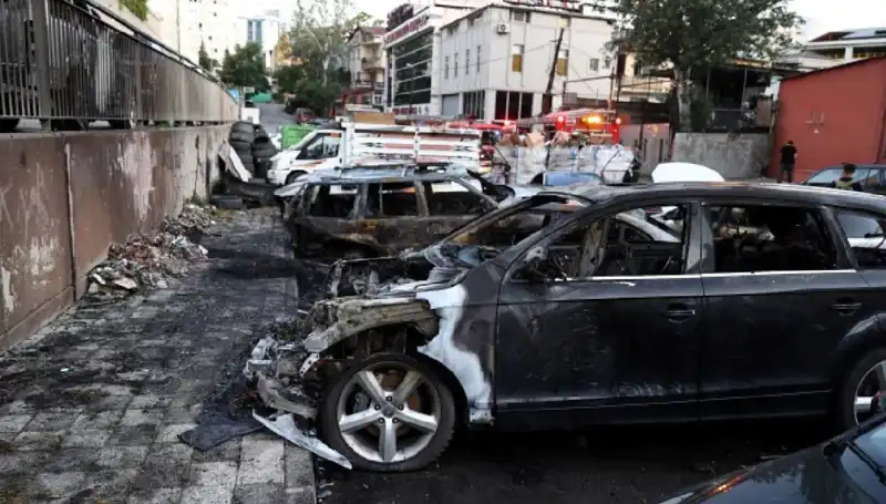 Sanayi Bölgesinde Tamir Bekleyen Araçlar Alev Alev Yandı: Olayın Ayrıntıları