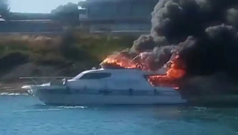 Çeşme Marina'da Üzerinde Motoryat Yangını: Detaylar ve Son Gelişmeler