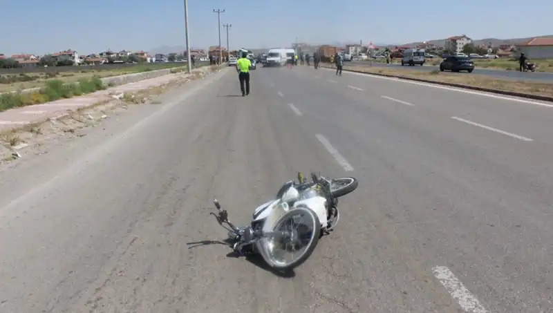 Dur İhtarına Uymayan Araç, Polise Çarparak Kaçtı!