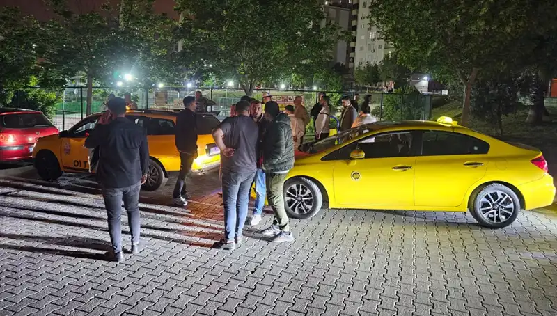 Adana'da Taksiciyle Korsan Taksi Sürücüsü Arasında Şiddetli Kavga