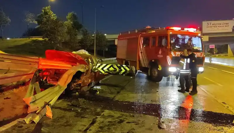 Bariyer Otomobile Saplandı: Şok Edici Kaza Sürücüyü Ağır Yaraladı