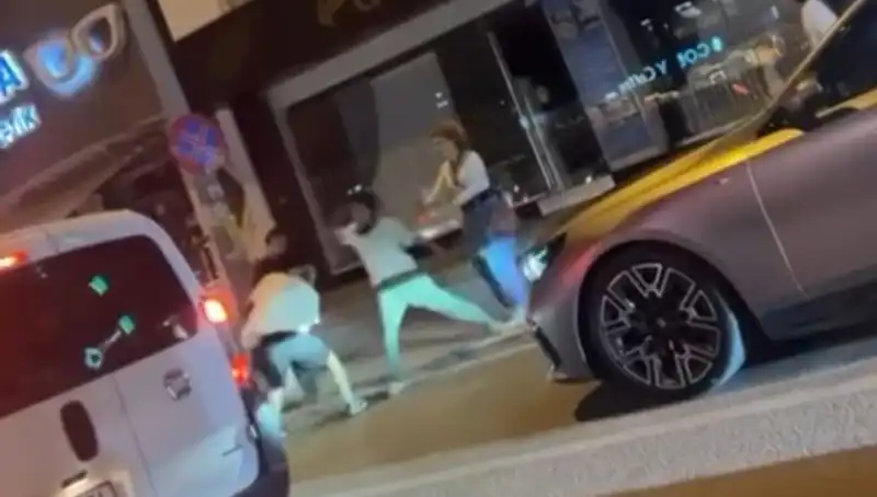 Cadde Boks Ringine Dönüştü: Yumruklarla Dolu Unutulmaz Anlar