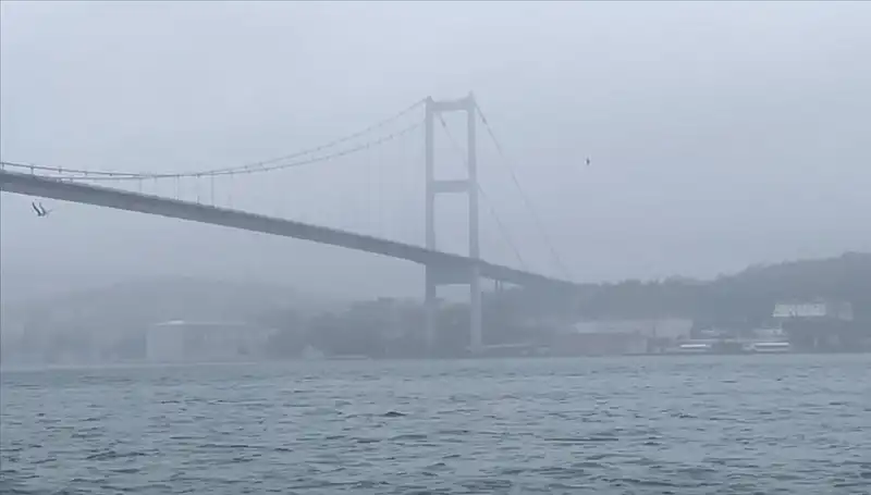 İstanbul Boğazı'nda Muazzam Sis, Gemi Trafiğini Felç Etti!
