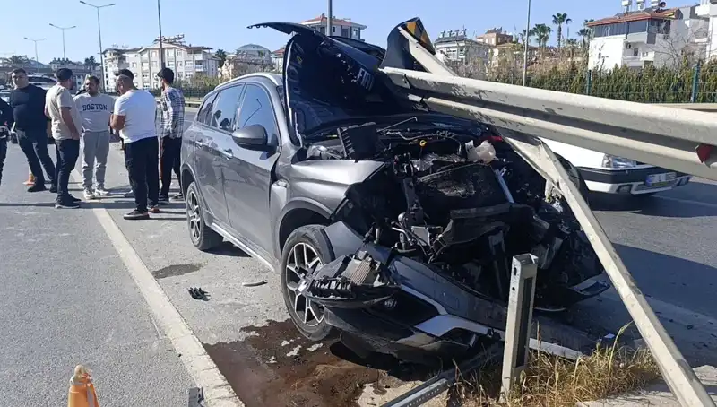 Sürücünün Hayatta Kalma Mücadelesi: Kazadan Kaçmak İçin Bariyerlere Çarptı