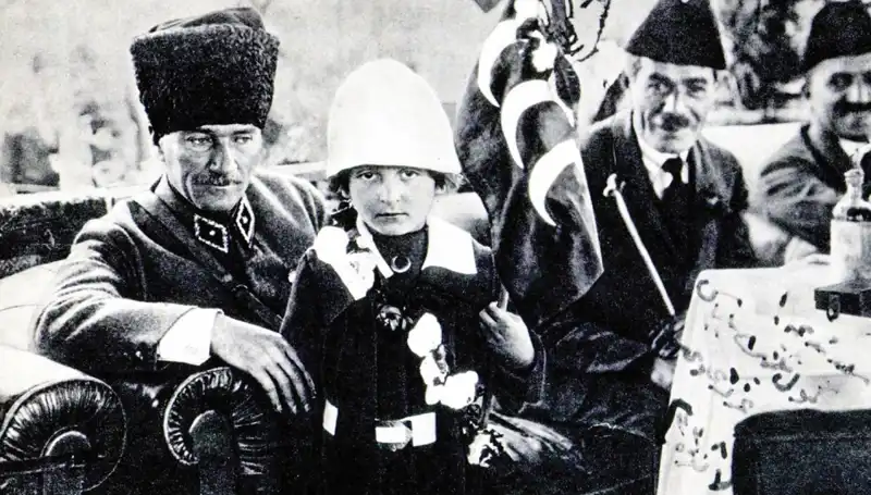 Unutulmaz Fotoğrafın Ardındaki Hikaye: O Şapkanın Altında Bir Bayram Doğdu