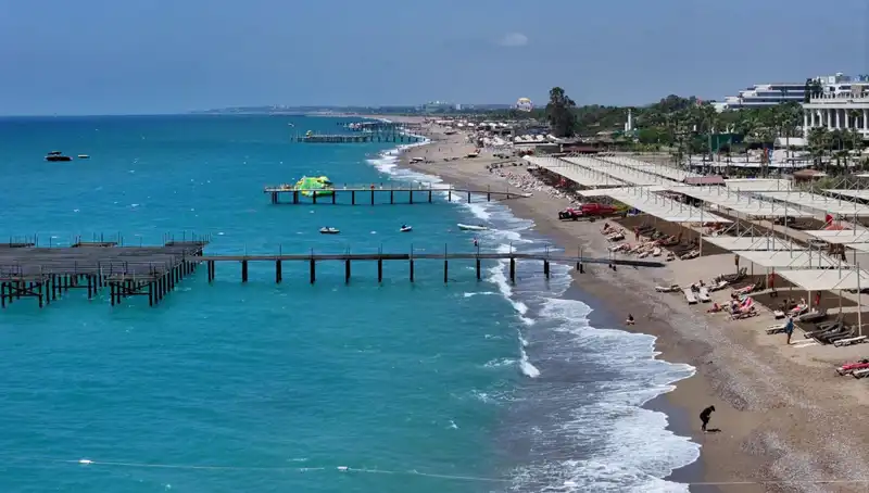 Antalya Sahillerinde Güneşli Hava Yoğunluğu: Yaz Cenneti Sizi Bekliyor