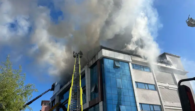 Esenyurt'ta Tekstil Atölyesinde Çıkan Yangın, Paniğe Neden Oldu