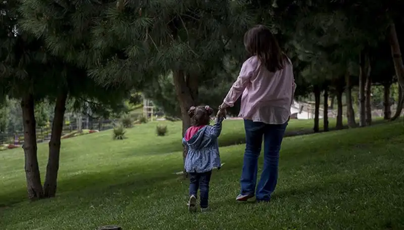 Yargıtay’dan Çarpıcı Koruyucu Aile Kararı: Annesi İle Görüşme Sıklığı Belirlendi