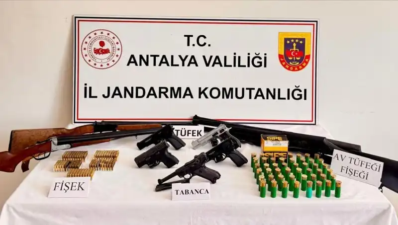 Antalya'da Ruhsatsız Silah Operasyonu: İkisi de Gözaltında
