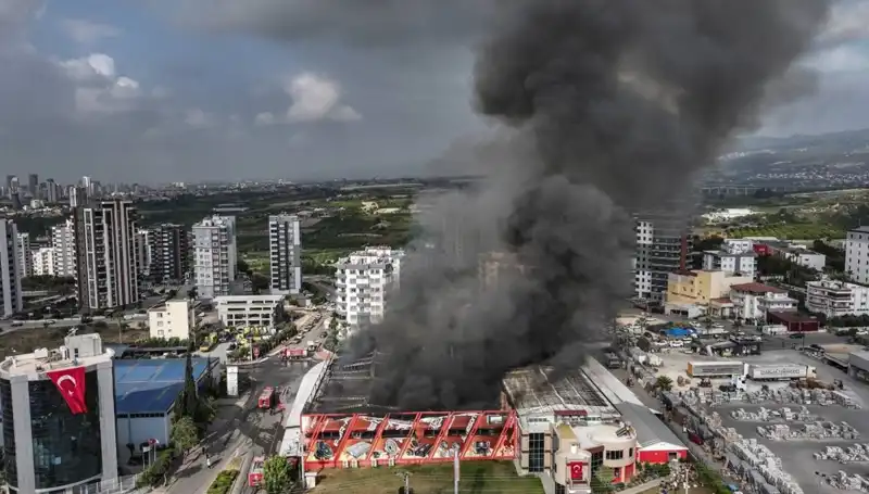 Mersin'de Fabrika Yangını: TOMA ile Yangın Söndürme Çalışmaları Tüm Hızıyla Devam Ediyor