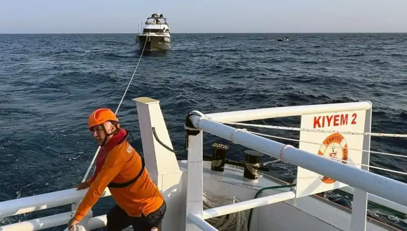 Marmaris Açıklarında Sürüklenen Tekne Kurtarılarak Sahile Getirildi