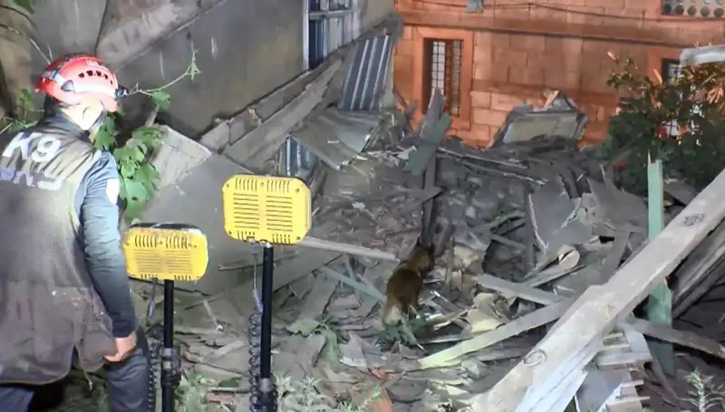 İstanbul’da Deprem Sonrası Bina Çökmesi: Can ve Mal Kaybı Endişesi