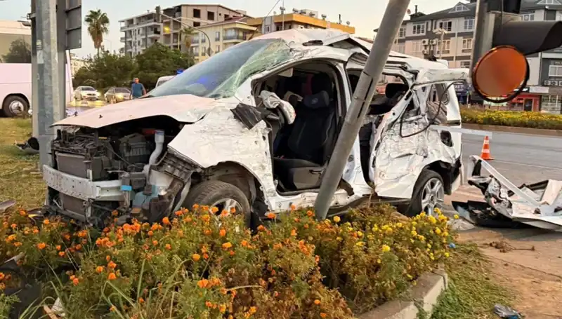 Antalya’da Midibüs ve Hafif Ticari Araç Çarpıştı: 6 Yaralı