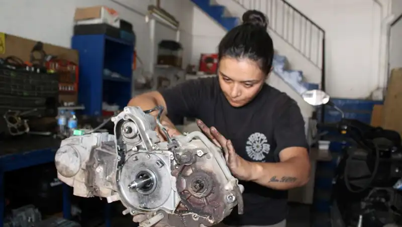 Hayriye, Çırak Bulamayan Eşinin Yerine Motor Ustası Oldu!