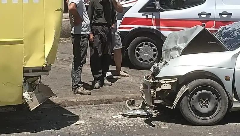 Halk Otobüsü ile Otomobil Çarpıştı: İki Yaralı, Kaza Anı Güvenlik Kamerasında