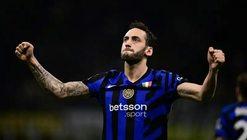 Hakan Çalhanoğlu Tatilde, Inter'den Kampa Katılması İçin Bekleniyor