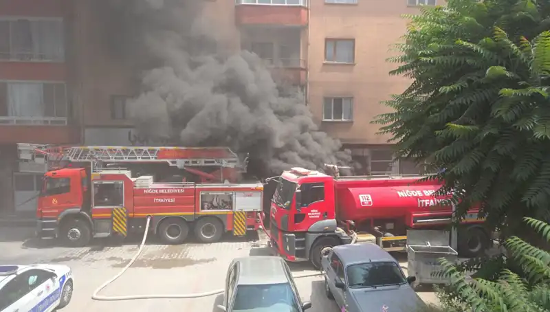 Niğde'deki Beyaz Eşya Deposunda Yangın: Çalışmalar Sürüyor