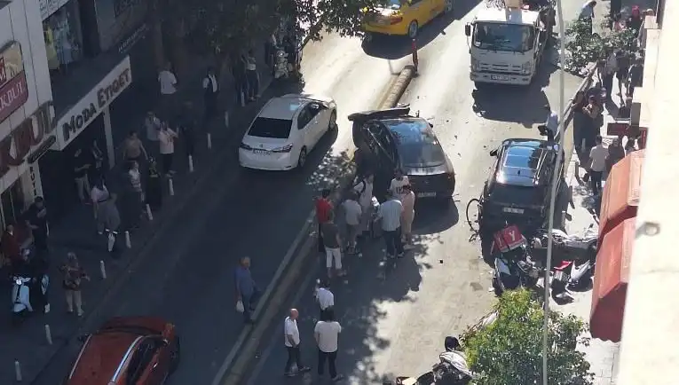 İranlı Sürücünün Deli Davranışları Trafiği Alt Üst Etti!