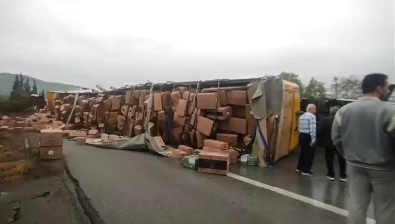 Tem Otoyolu'nda TIR Devrildi, Ankara Yönü Trafiğe Kapandı
