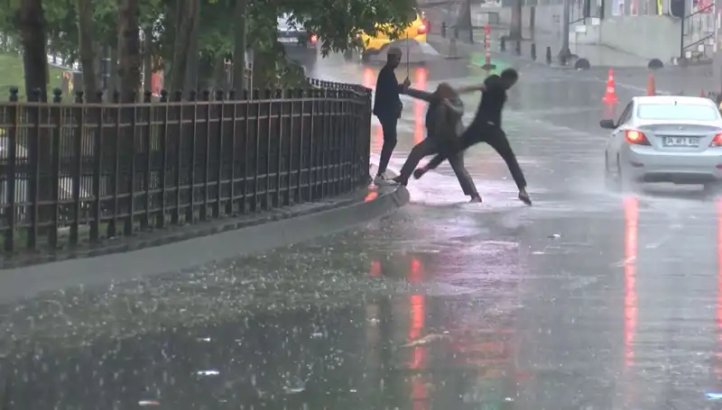 İstanbul ve İzmir İçin Meteorolojiden Turuncu Kodlu Uyarı: Hazırlıklı Olun!