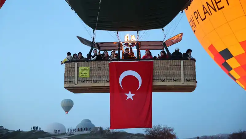 Kapadokya'da 23 Nisan Coşkusu: Balonlar Türk Bayraklarıyla Havalandı