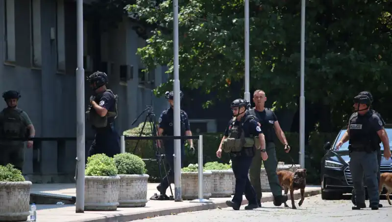 Kosova Meclisi'nde Bomba İhbarı: Güvenlik Alarmı ve Olayın Ardındaki Gizem