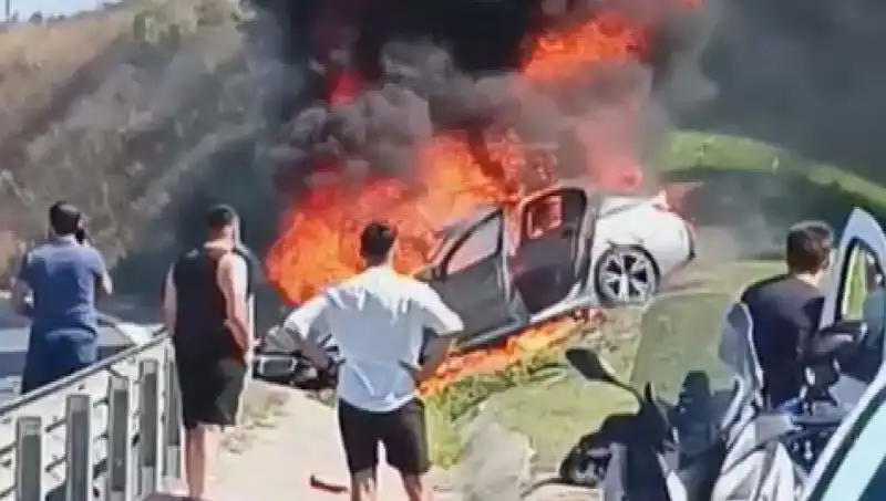 TEM Otoyolu'nda Korkunç Kaza: Araç alev alev yandı!