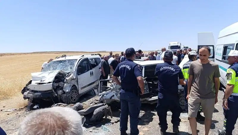Trafik Kazası: Otomobil ve Hafif Ticari Araç Çarpıştı, 4 Can Kaybı ve 1 Yaralı