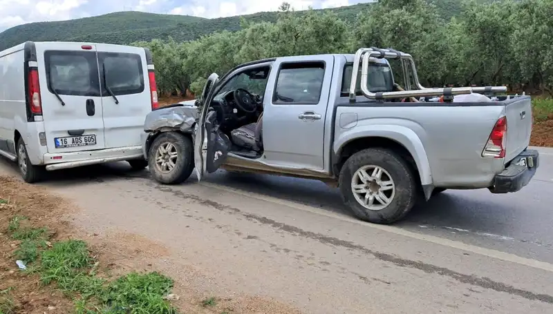 Bursa'da Minibüs ile Kamyonet Çarpıştı: Yaralıların Durumu Merak Ediliyor