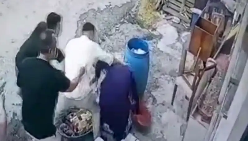 Başakşehir'de Bidon Tartışması Kanlı Bitti: Baba Oğul Yaşlı Kadına Saldırdı