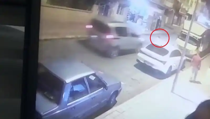 Yolda Koşan Çocuğa Hafif Ticari Araç Çarptı: Olay Anı ve Sonrası