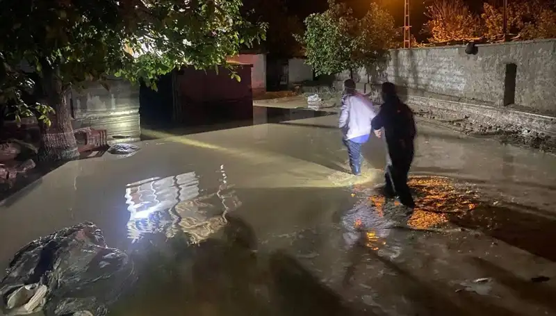 20 Dakikada Yağmur Sel Getirdi: Evler Çöktü ve Boşaltıldı