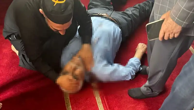 Camide Namaz Kılarken Korkunç Bıçaklı Saldırı: Detaylar Ortaya Çıktı
