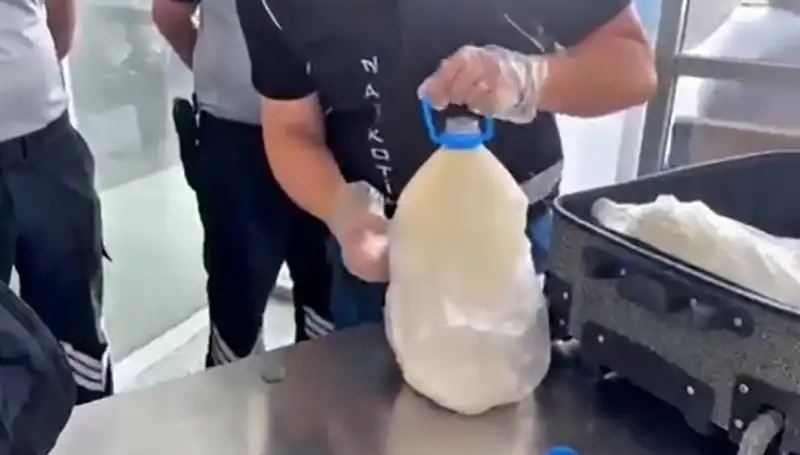 Havalimanında Süt Şişesinde Ele Geçirilen Kaçak Madde Şok Etti!