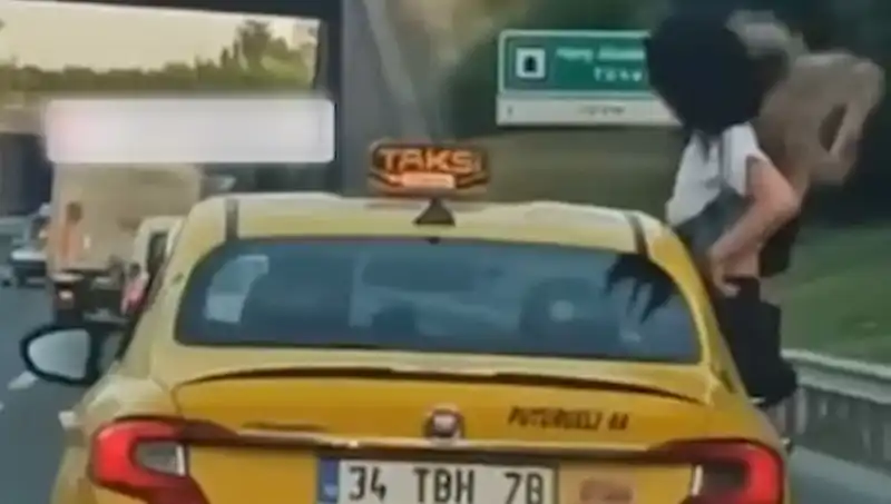 TEM Otoyolu'nda Taksinin Camından Sarkan Yılmak Bilmeyen Yolcular!