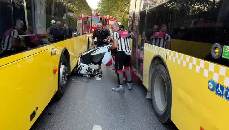 Motosiklet İETT Otobüslerinin Arasında Sıkıştı: O Anlar Yürekleri Ağıza Getirdi