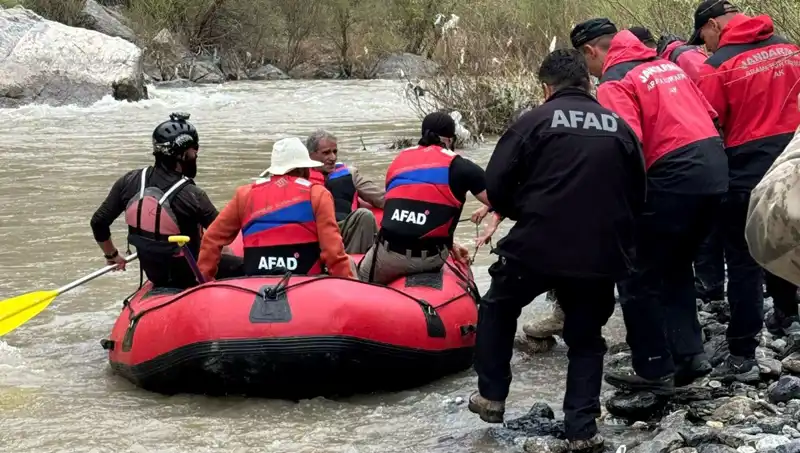 Zap Suyu Kenarında Mahsur Kalan 4 Kişi Kurtarıldı, Olayın Detayları Şoke Etti