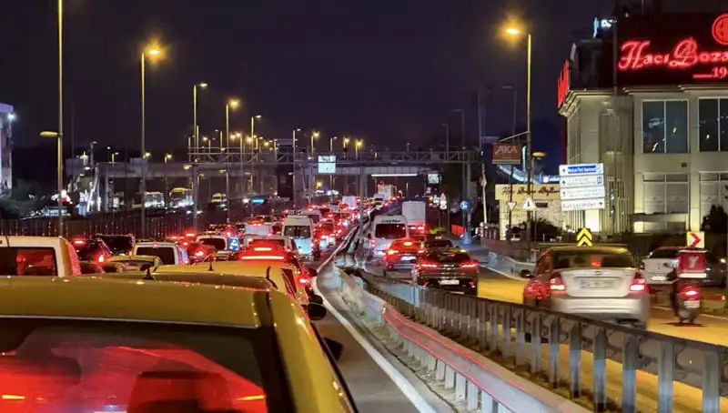 Yenibosna Metrobüs Yaya Üst Geçidinde Dev Çalışmalar Başladı