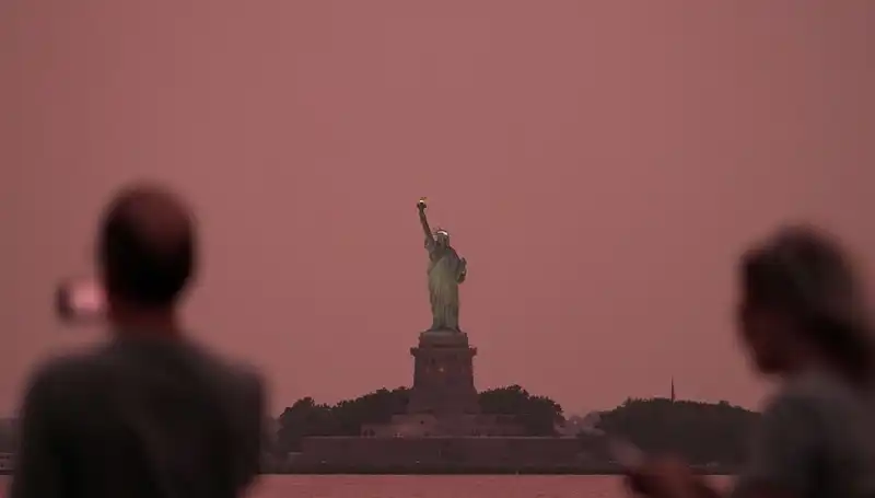 Kanada’daki Yangınların Dumanı New York'un Gökyüzünü Kırmızıya Bürüdü