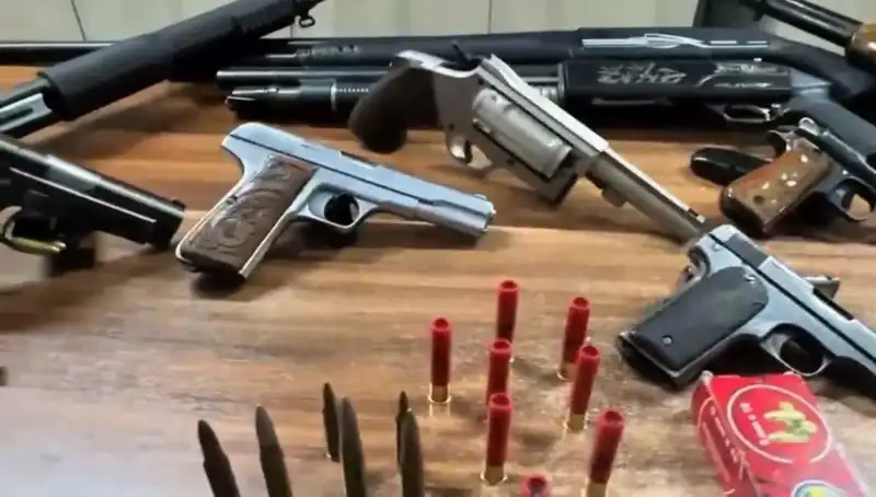 İzmir'de Yasa Dışı Silah Ticareti Operasyonu: Tek Tutuklama, Çok Sayıda Ele Geçirilen Malzeme