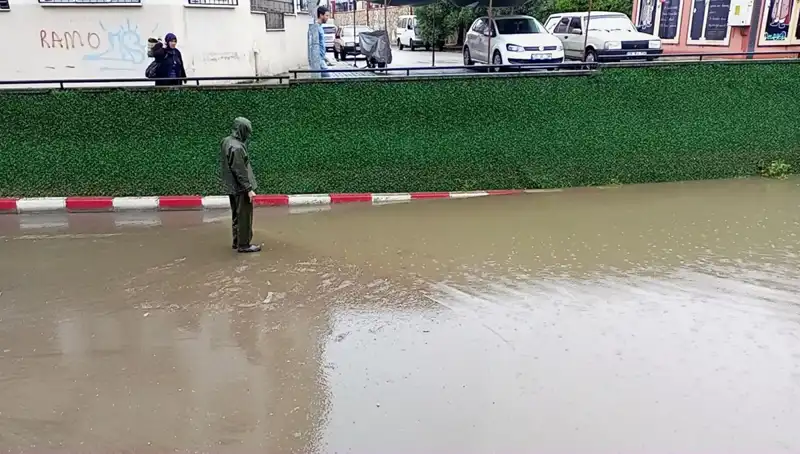 Aydın'da Şiddetli Sağanak: Alt Geçidi Bastı, Hayatlar Tehlikede!