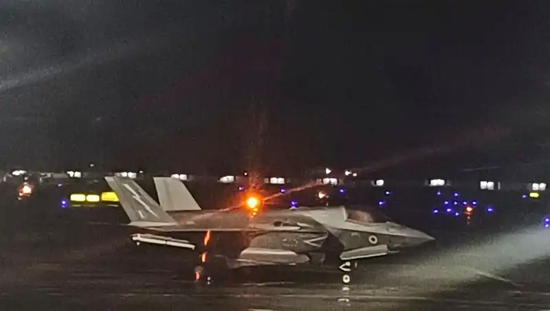 Hindistan'da Mahsur Kalan İngiliz Savaş Uçağı Sonunda Havalandı