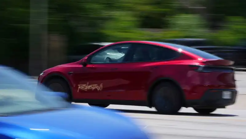 Musk'ın Robotaxi Projesinde Şaşırtan Hüsran: Hız Sınırını Aştı, Yanlış Şeride Girdi