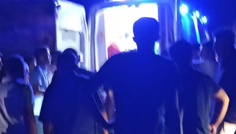 Uçuruma Yuvarlanan Otomobil Kazası: Sürücü Hayata Tutunmaya Çalışıyor