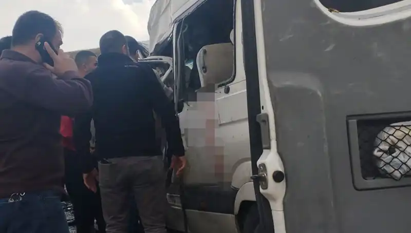Van’da Minibüs ve Kamyonet Çarpıştı: 6 Can Kaybı, 8 Yaralı
