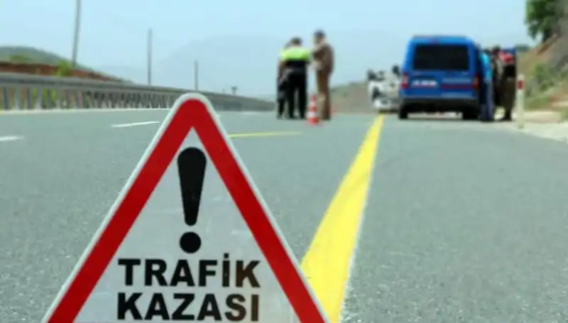 Otomobil ve Hafif Ticari Araç Çarpışması: Trafik Kazasında 6 Ölüm