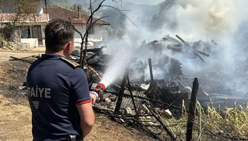 Evde Çıkan Yangın, Ormanlık Alana Sıçradı: Acil Ekipler Alarmda!