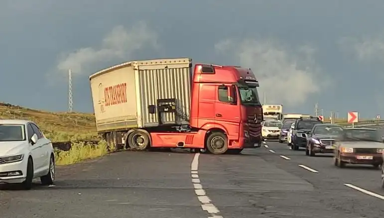 TIR Kaydı ve Yoğun Trafik: Uzun Araç Kuyrukları Eşliğinde Sıkıntılar Başladı